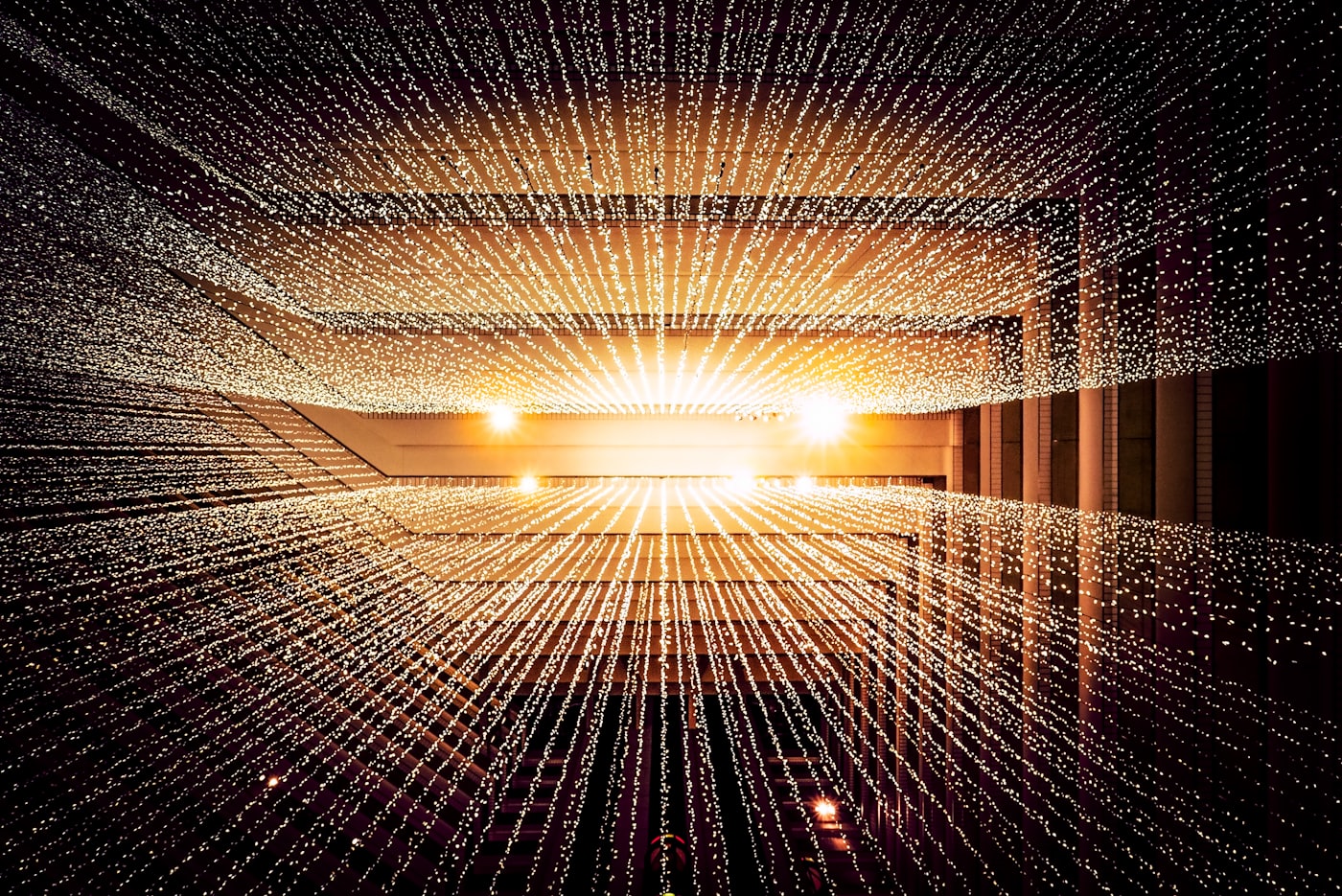 Tunnel de flux de données lumineux — synthèse et veille décisionnelle (Dotika Insights).